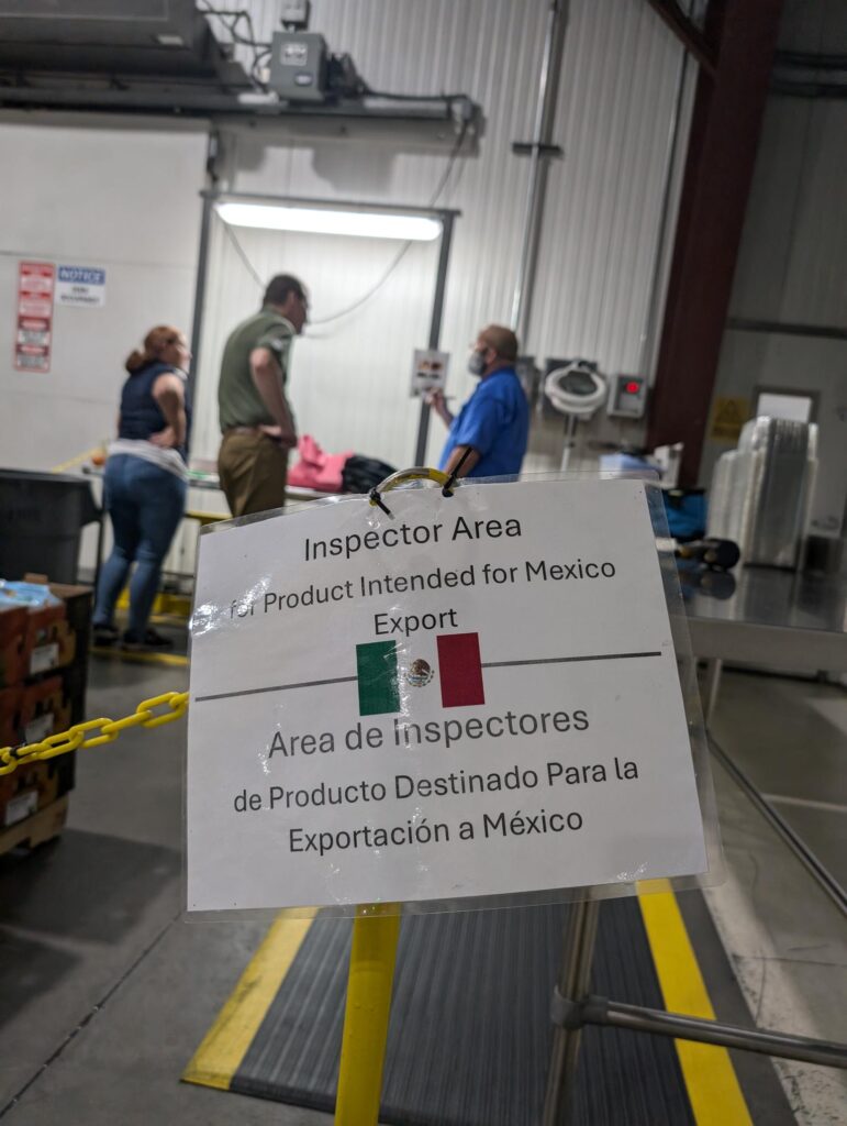 Inspection station sign written in Spanish and English.