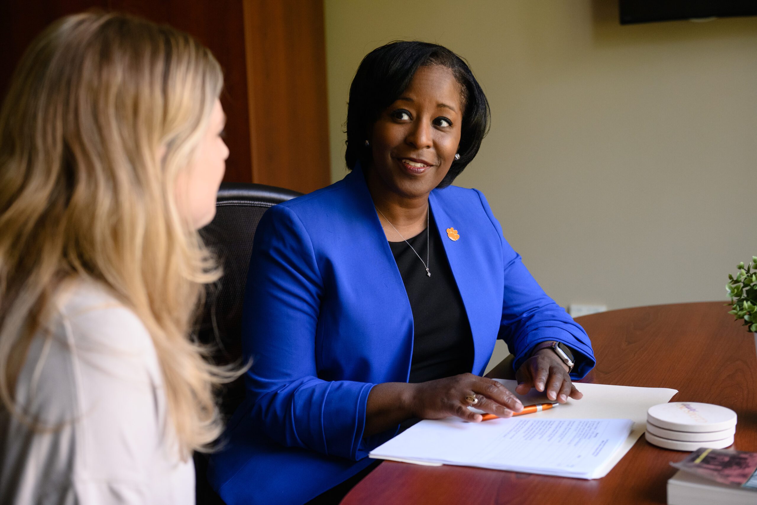 Kimberly Poole meets with a student in Hendrix Center