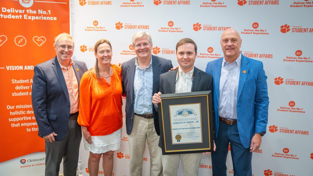 Joseph Pope Jr. and family with Vice President for Student Affairs Doug Hallenbeck and President Jim Clements